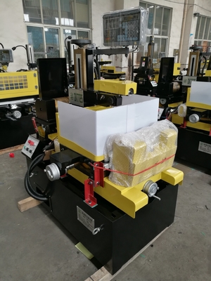 Super économique machine à découper du fil CNC Dk7732 avec service après-vente