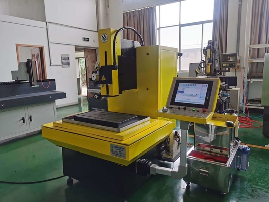 Machine de perçage à petits trous EDM à quatre axes