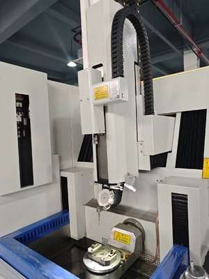 SJD706 Machine de perçage de petits trous CNC EDM à six axes de haute précision pour les trous de refroidissement par film de la lame de turbine