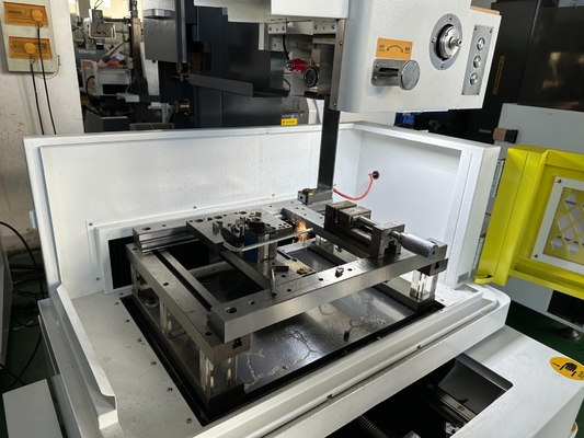Machine CNC de découpe de fil à étincelles D320c avec servo-moteur et décharge électrique