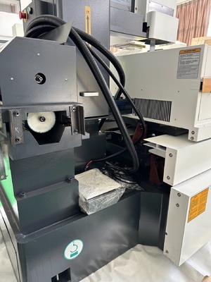 Machine CNC de découpe de fil à étincelles D320c avec servo-moteur et décharge électrique