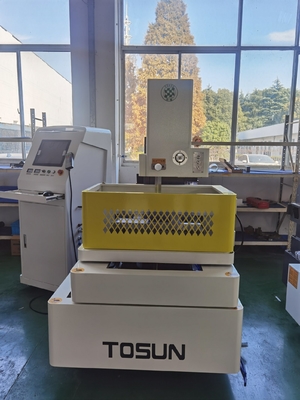 Machine EDM à haute vitesse D400 à découpe de fil avec coupe à la fraise à l'intérieur des outils CNC de découpe de métaux