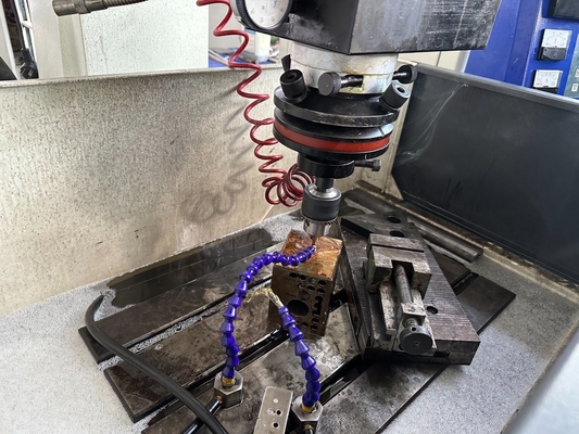 Dischargeur électrique CNC en métal à 3 axes EDM300H avec usinage à la fonction miroir