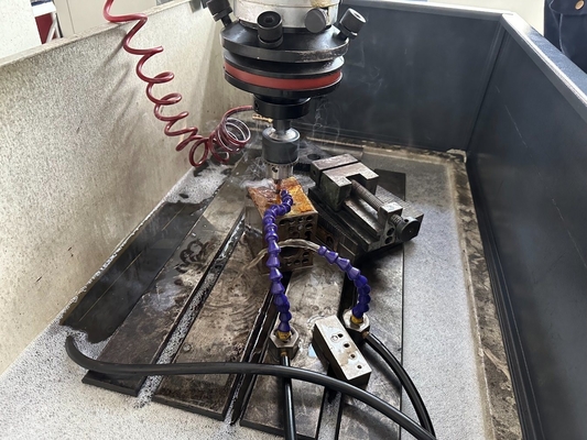 Dischargeur électrique CNC en métal à 3 axes EDM300H avec usinage à la fonction miroir