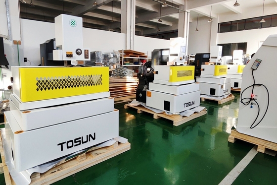 Machine de fraisage verticale CNC automatique Vmc650 avec système de commande Fanuc