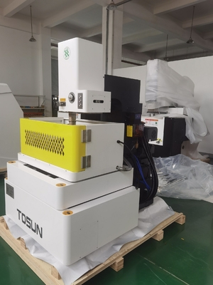 Travail à l'étincelle CNC Décharge électrique de fil de coupe EDM machine D320c