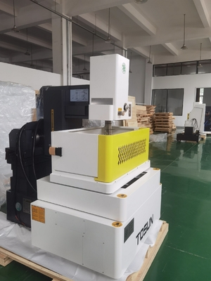 Travail à l'étincelle CNC Décharge électrique de fil de coupe EDM machine D320c