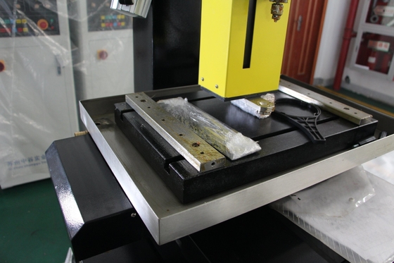 EDM de découpe de fil CNC Dk7750F pour une découpe précise et rapide